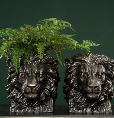 Foto av detaljrik kruka med lejonmotiv och växtlighet