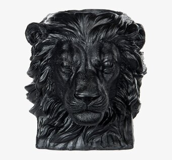 Bild av skulpturell kruka med lejonhuvud i svart