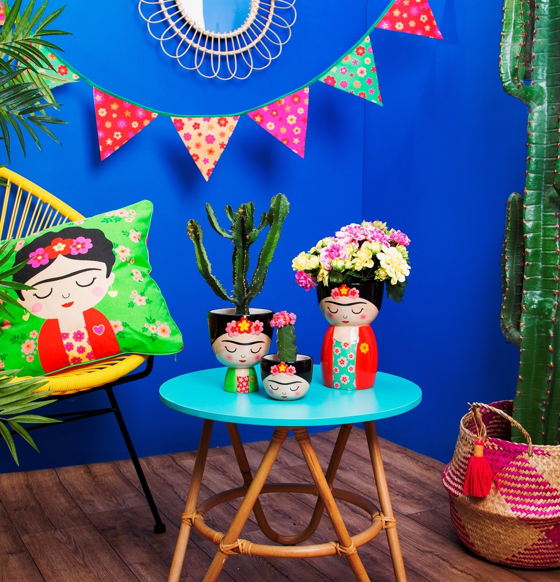 Minikruka Frida Kahlo från Sass & Belle på ett turkost bord