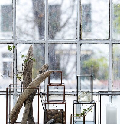 Bild av stilrent arrangemang vid stort fönster hemma