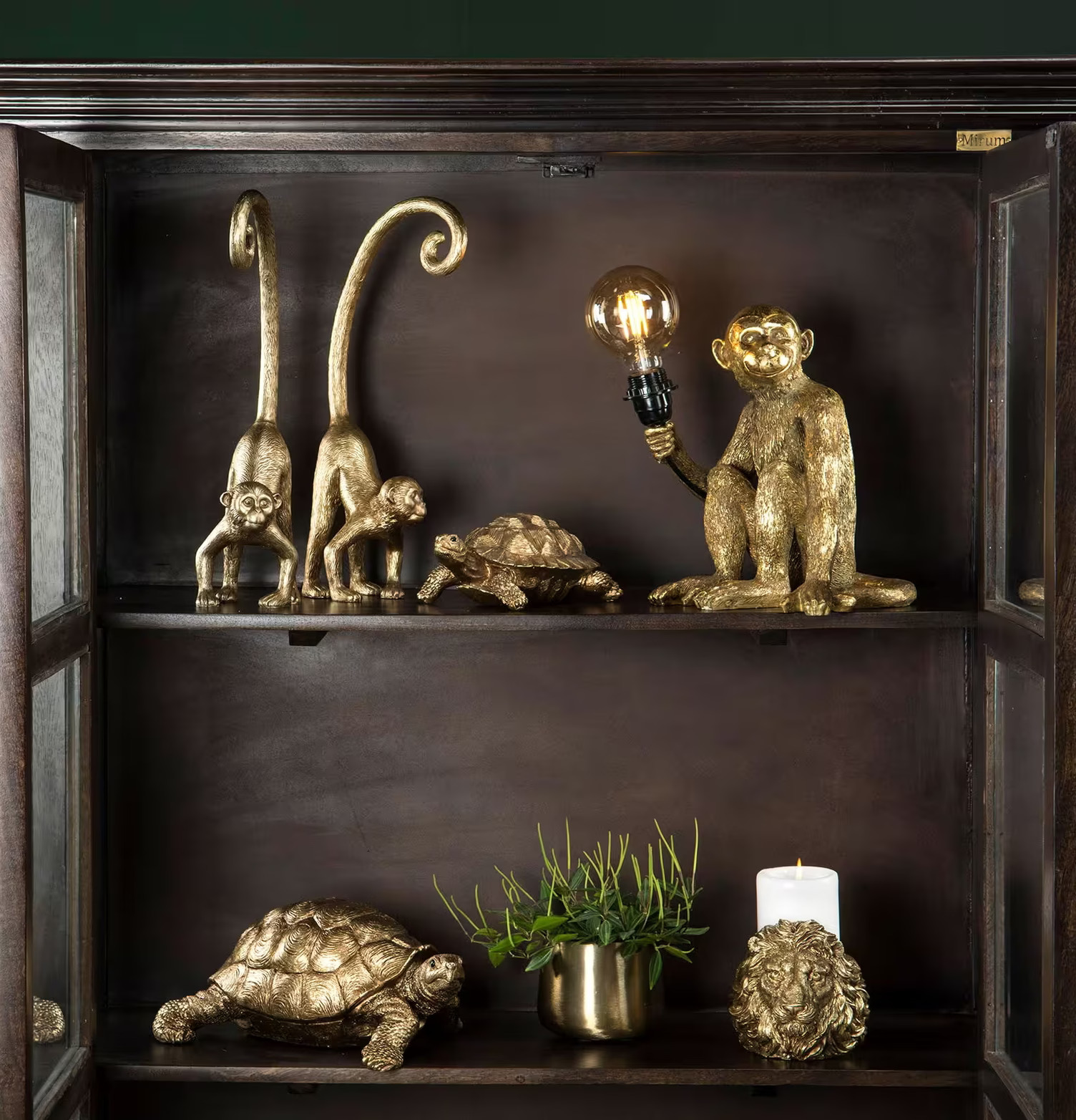 Bild av elegant inredning med gulddetaljer och skulpturer