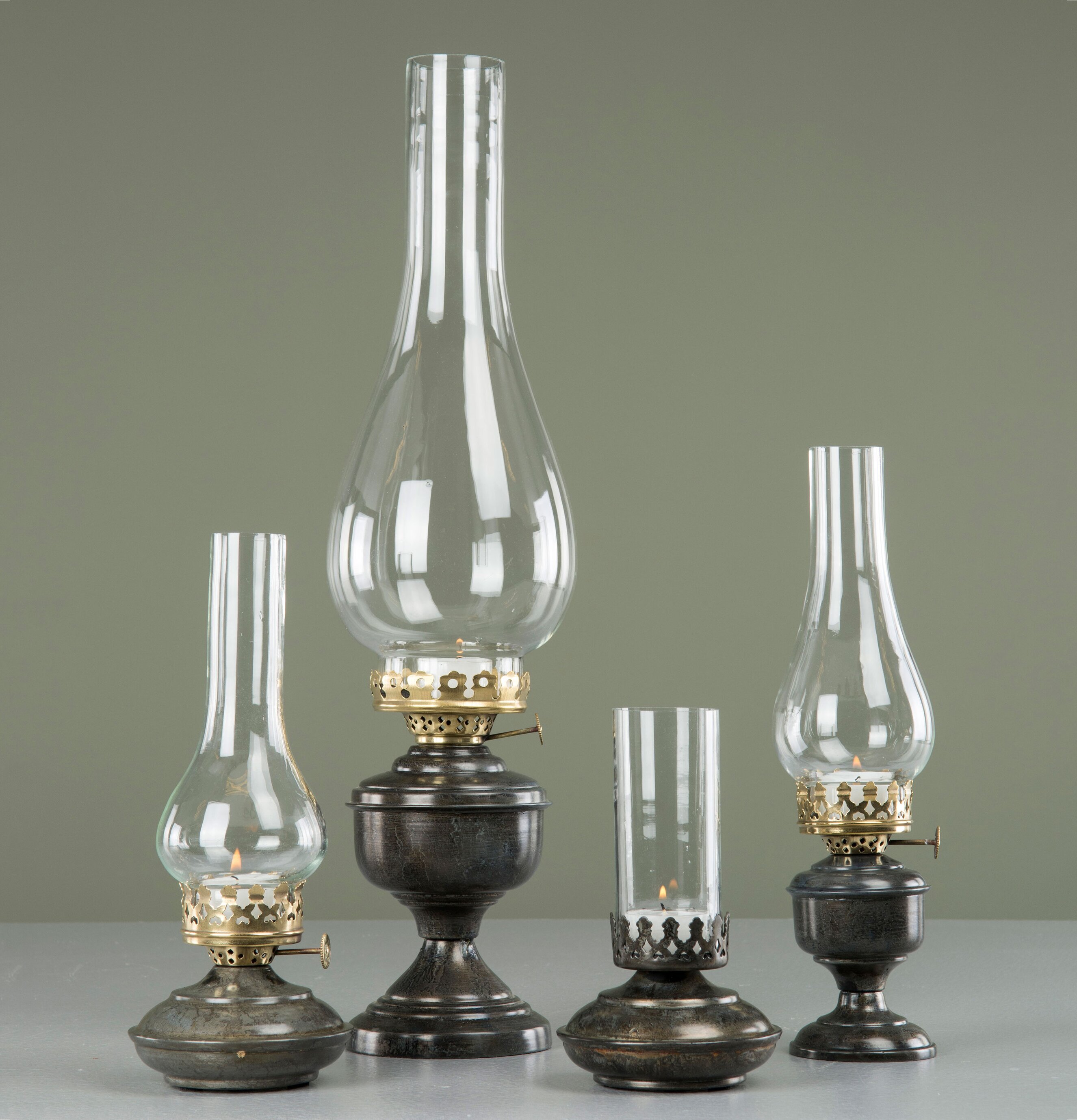 Bild av eleganta lampor med glas och metall detaljer