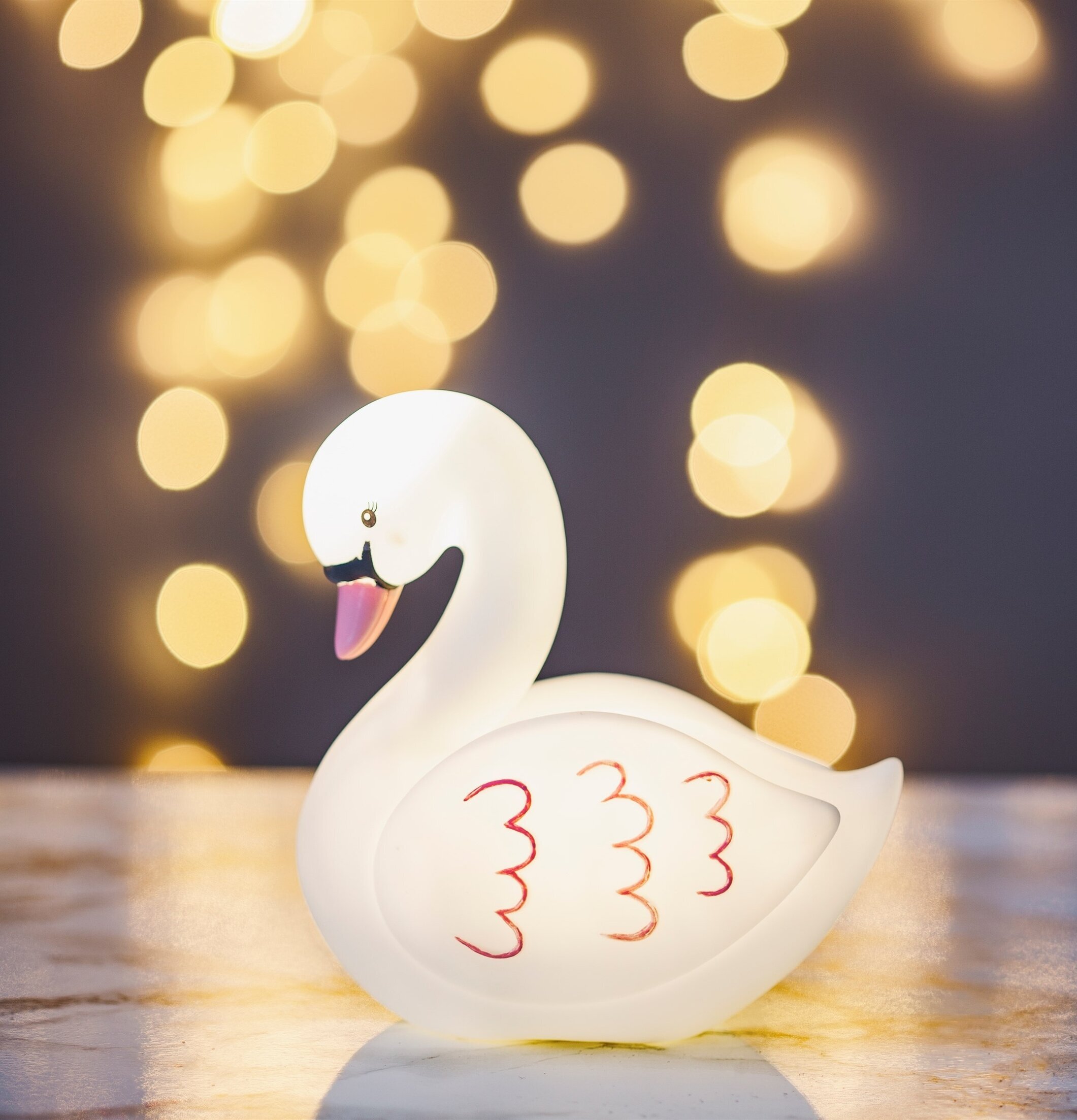 Bild av nattlampa formad som svan med elegant design