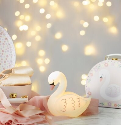 Bild av harmonisk scen med nattlampa och accessoarer