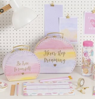 Bild av stilfullt skrivbord med kreativa detaljer