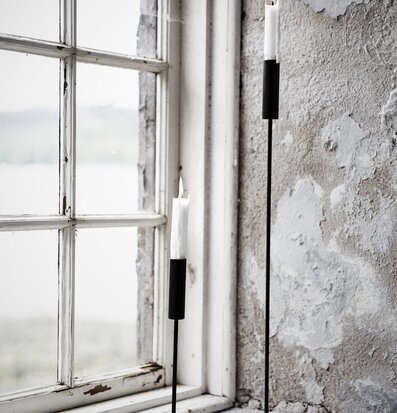 Bild av eleganta ljusstakar i minimalistisk design