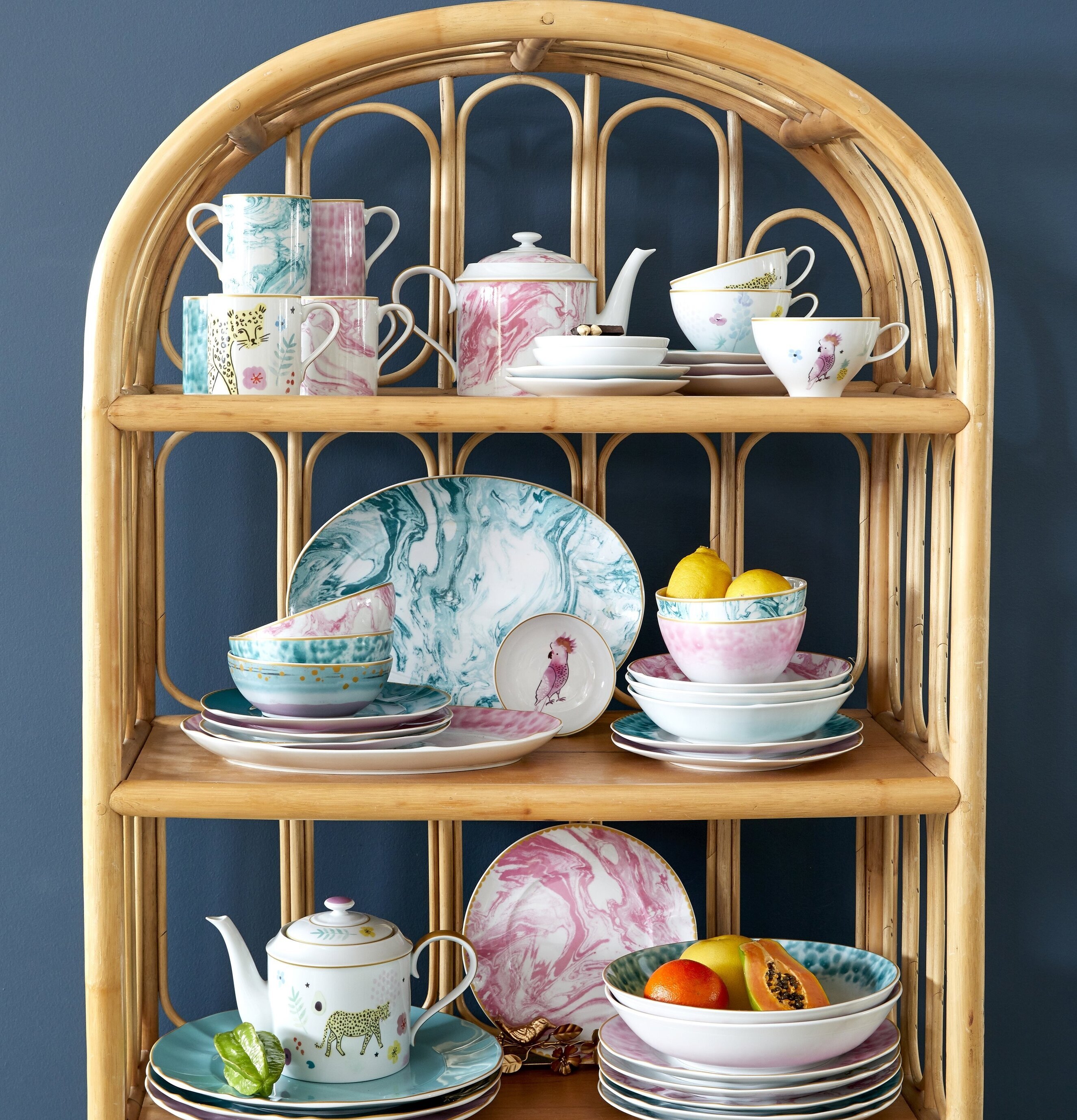 Tallrik Marble Print Jade från Rice på bambuhylla med frukt