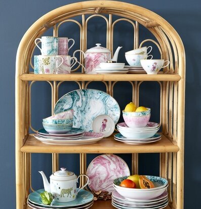 Bild av stilrent porslin på träställning mot blå vägg