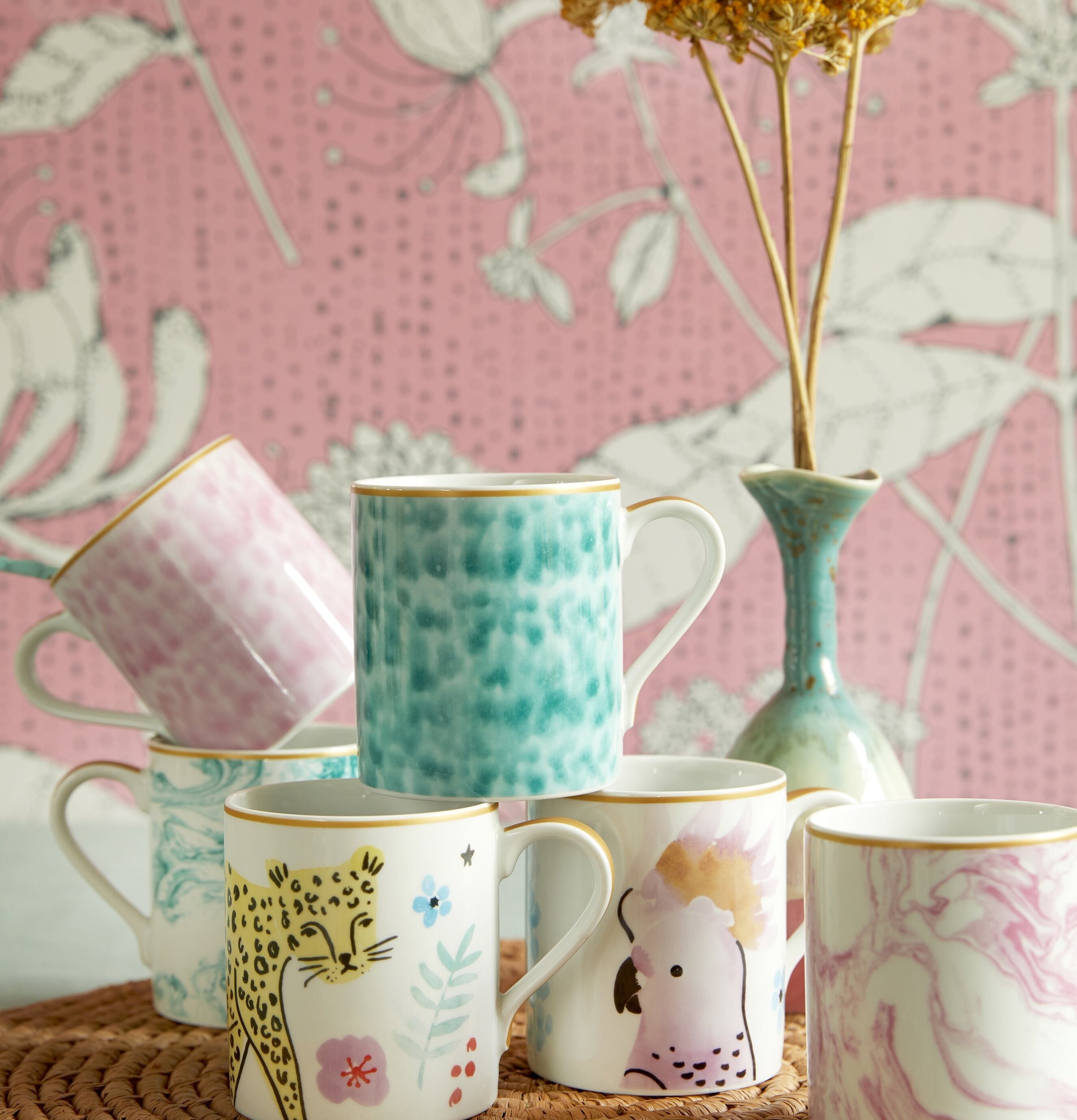 Porslinsmugg Wild Leopard Print från Rice på bordstablett