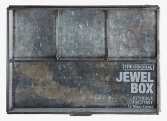 Bild av elegant och industriell smyckeslåda i metall
