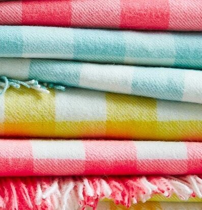 Bild av färgglada och harmoniskt staplade plädar