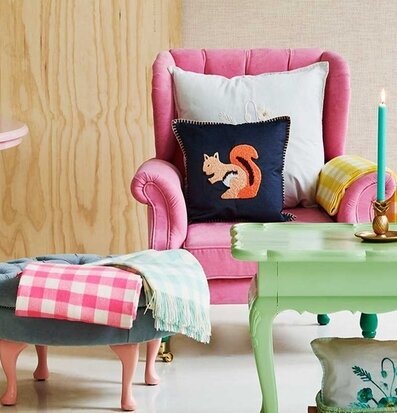 Bild av stilfull och hemtrevlig inredning med färg