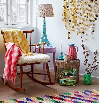 Foto av hemtrevlig inredning med färgglada detaljer