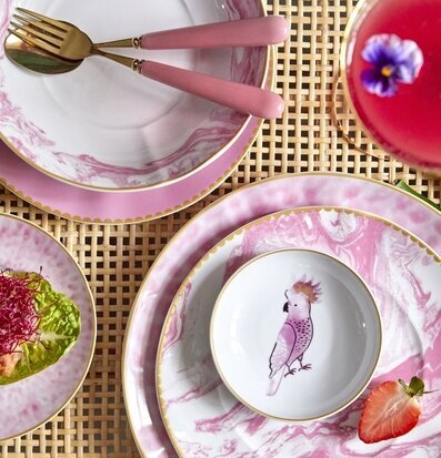 Bild av färgglad porslinsuppsättning med fågelmotiv