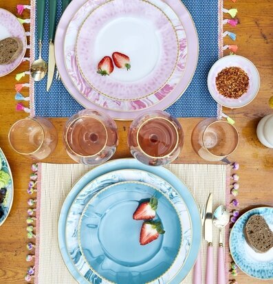 Bild av färgglad och inbjudande dukning med stil