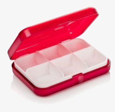 Bild av röd pillerask med praktisk och stilren design