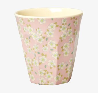 Bild av färgglad mugg med blomstermotiv och rosa bas