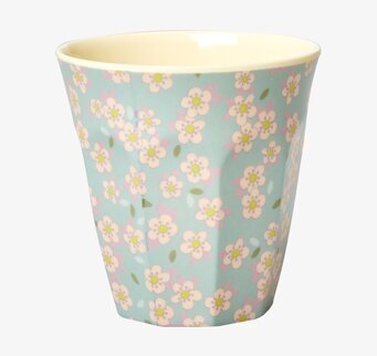 Bild av mugg med blommigt motiv och mintgrön bakgrund