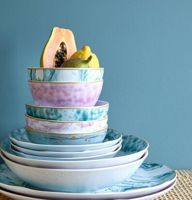 Bild av konstnärligt arrangerade skålar och tallrikar