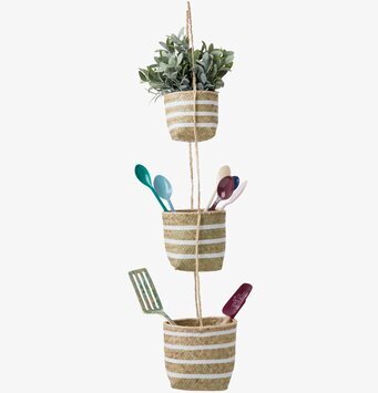 Foto av hängande förvaringskorgar med växter och redskap