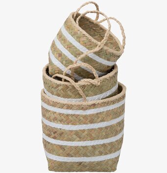 Bild av tre flätade hängande korgar i naturfiber