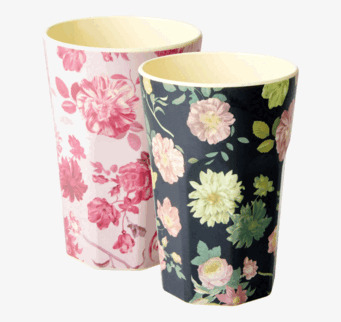 Bild av stilfulla muggar med blommönster och charm