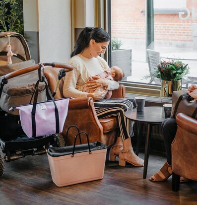 Bild av modernt kafé med varm och vänlig atmosfär