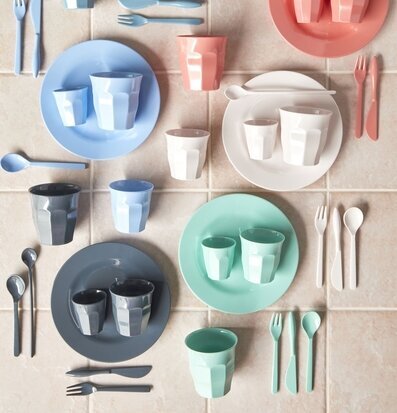 Bild av färgglada bordstillbehör i harmonisk arrangemang