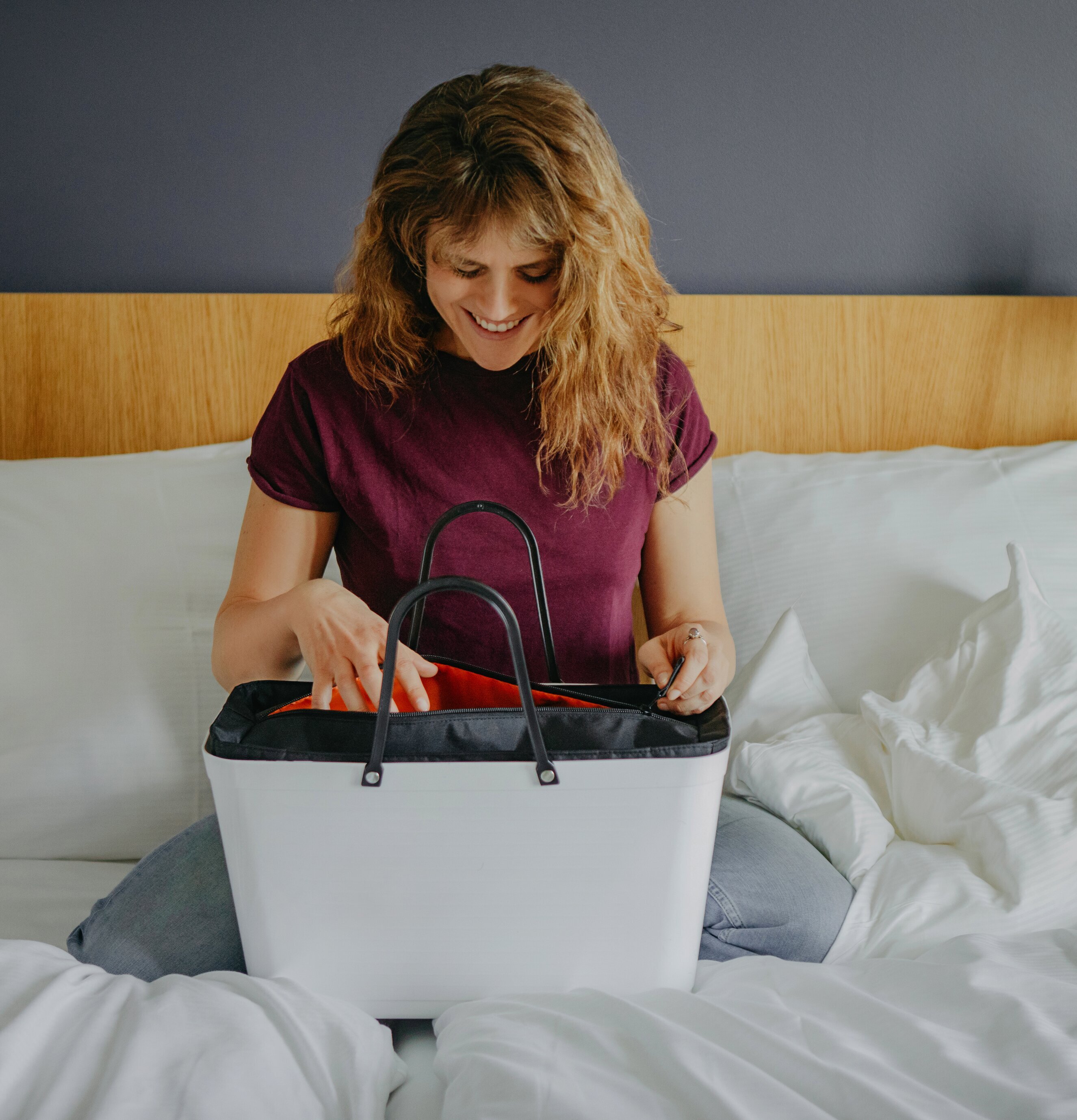 Kvinna packar Hinza Innerväska Stor Svart i Hinza-väska