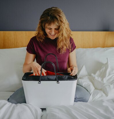 Bild av modernt rum med stilren och praktisk väska