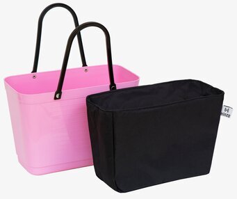 Bild av svart innerväska och ljusrosa plastkasse
