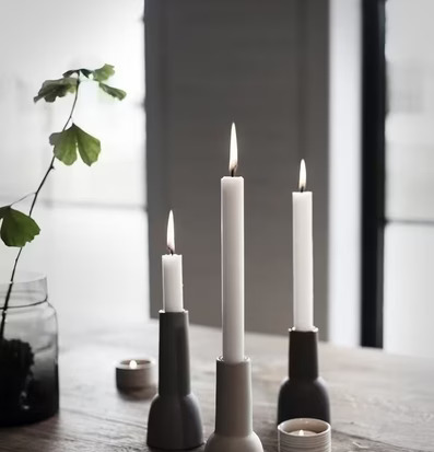 Bild av minimalistisk scen med ljusstakar i stengods