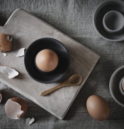 Bild av äggkopp och träsked i harmonisk frukostscen