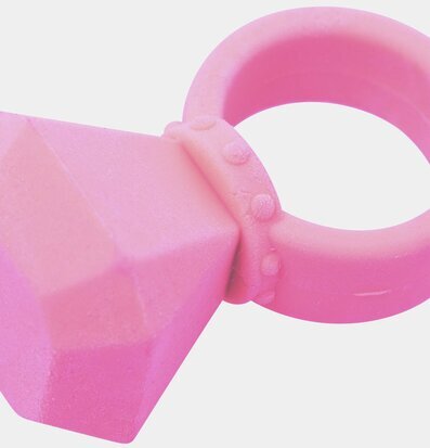 Bild av rosa suddgummi utformat som diamantring