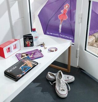 Bild av stilrena accessoarer och vardaglig elegans