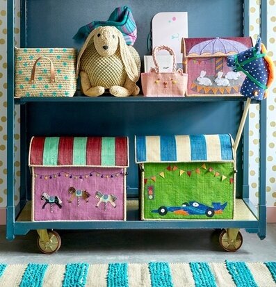 Bild av färgglada leksaker och förvaringslösningar