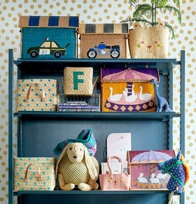 Bild av färgglad och välorganiserad butikshylla