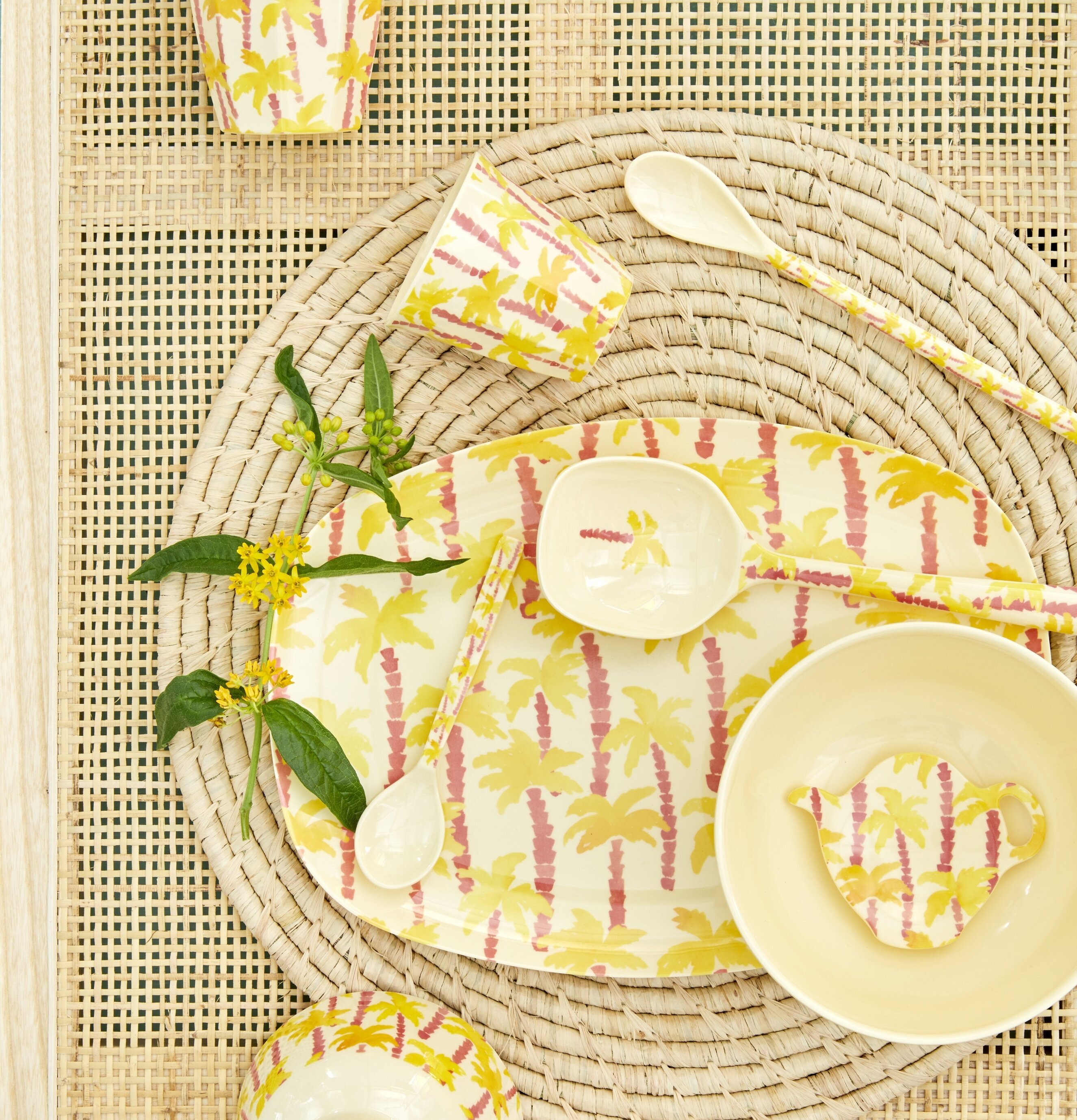 Bild av tropiska köksartiklar med palmtryck och blommor