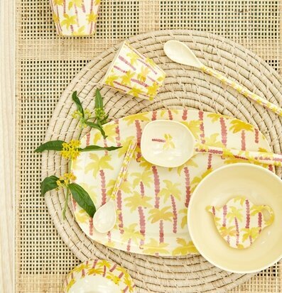 Bild av tropiska köksartiklar med palmtryck och blommor