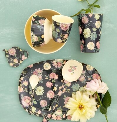 Bild av porslin med blommigt mönster och vårkänsla