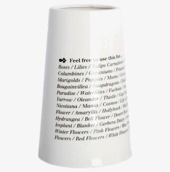 Foto av elegant keramikvas med tryckta blomförslag