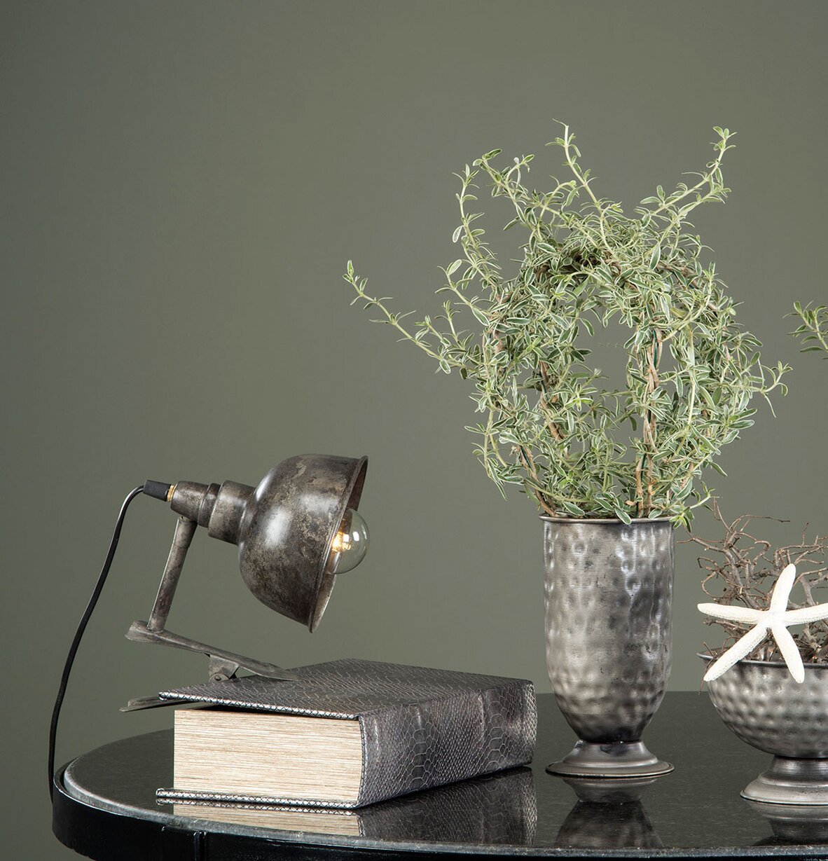 Lampa Clip El Cloudy/Rusty från A Lot Decoration på bord