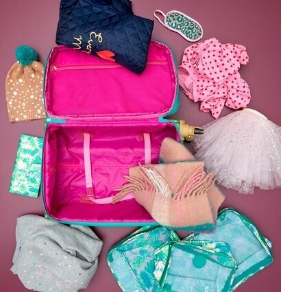 Bild av färgglad packning med kläder och accessoarer