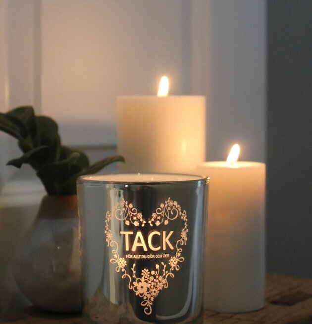 Ljuslykta Tack från Majas Cottage på ett träbord med växt