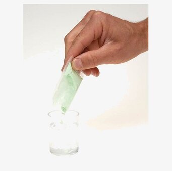 Bild av hand som häller innehåll i glas för slime-making