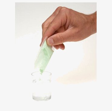 Hand blandar ingredienser för Gör ditt eget slime från Worldwide co