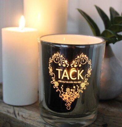 Bild av stämningsfull ljusdekoration och grönska