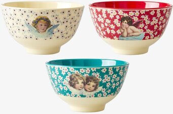 Foto av tre konstnärligt designade skålar med änglar