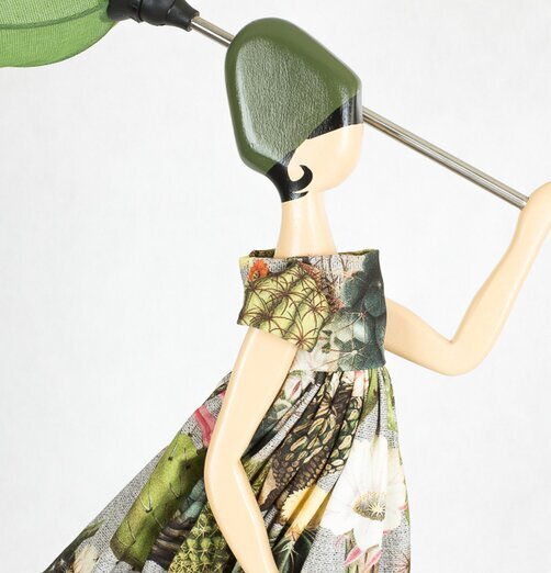 Bordslampa Agatha från Skitso med grönt paraply och figurin