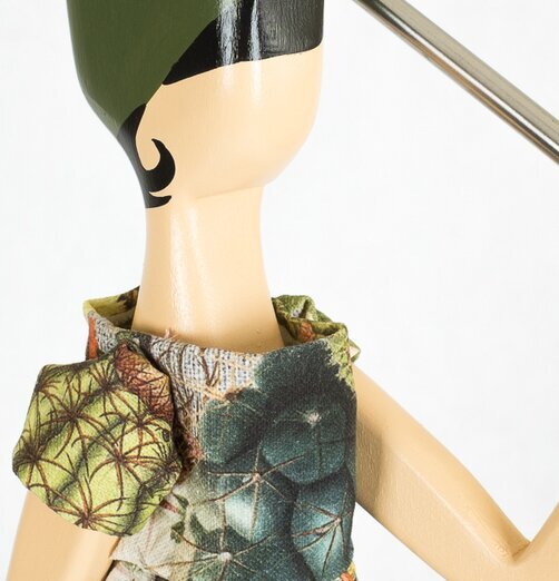 Bordslampa Agatha från Skitso med unik dockliknande design